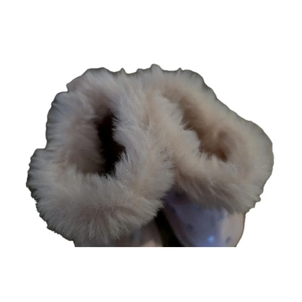 Faux fur. Bows on The back. Baby girl ankel high. Un Branded. Excellent